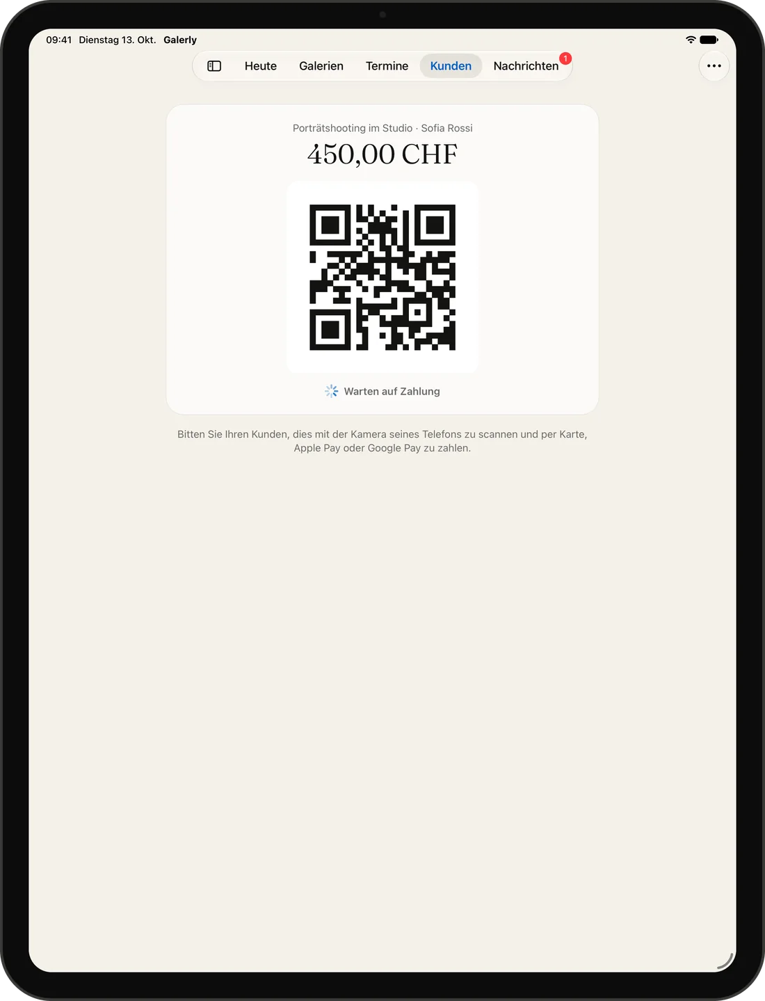 Ein Zahlungs-QR-Code auf dem iPad, der auf die Zahlung des Kunden wartet