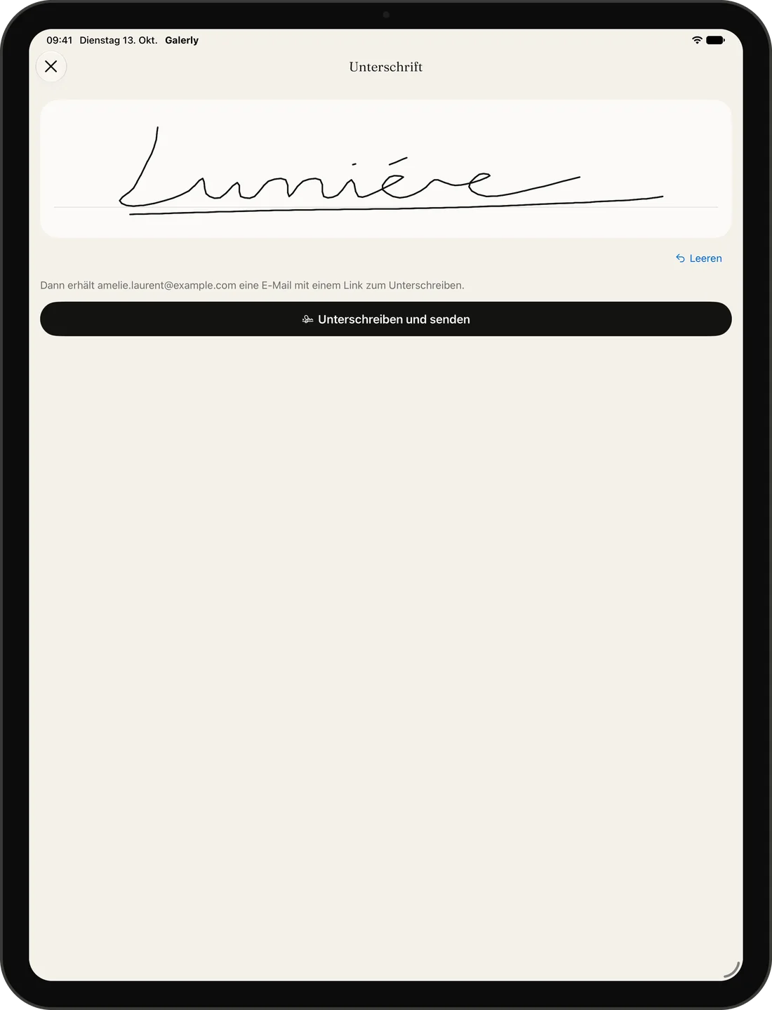 Eine Vertragsunterschrift auf dem iPad, bereit zum Senden