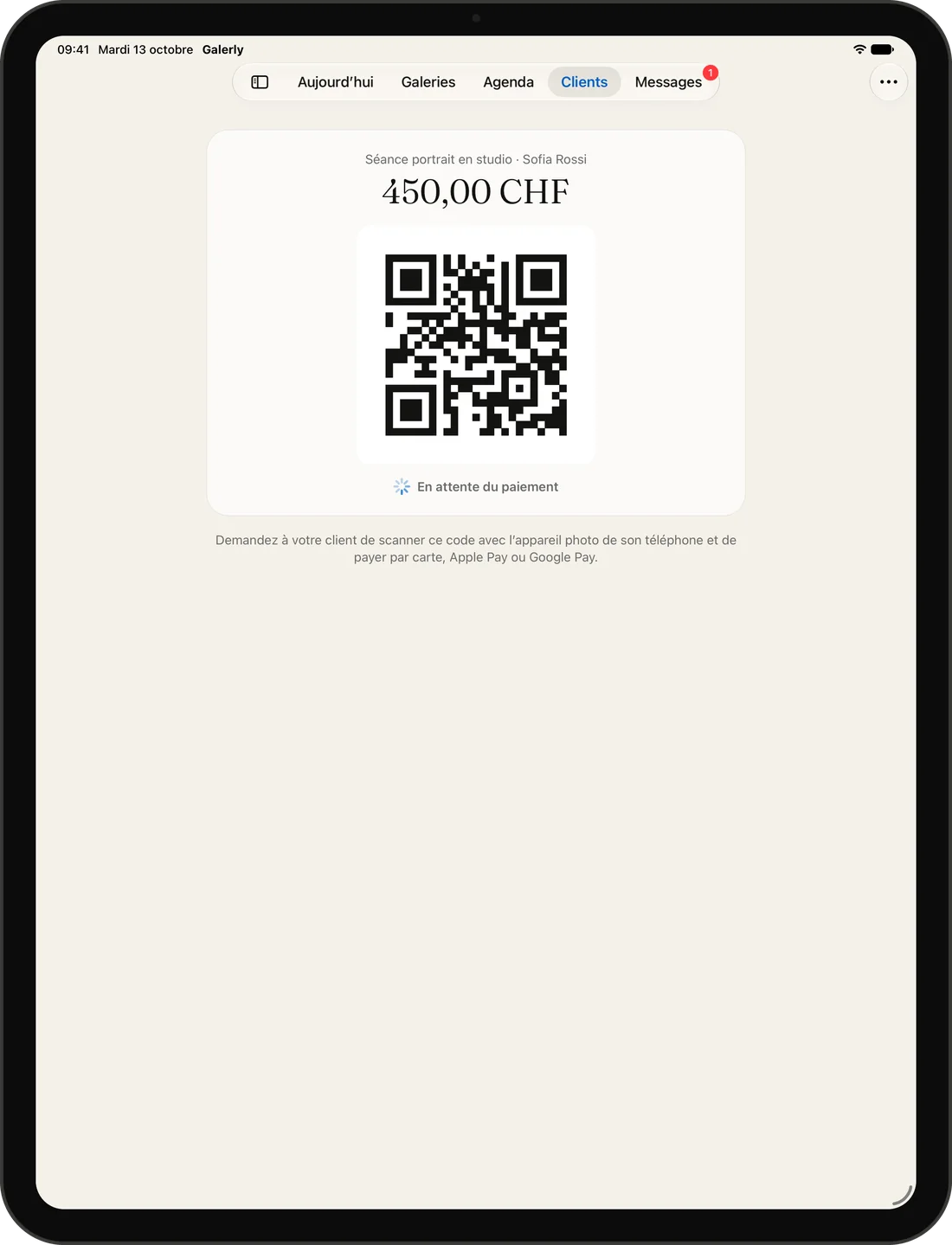 Un code QR de paiement sur iPad, en attente du règlement du client