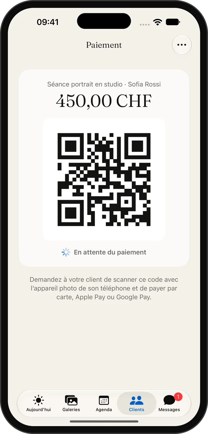 Un code QR de paiement sur iPhone, en attente du règlement du client
