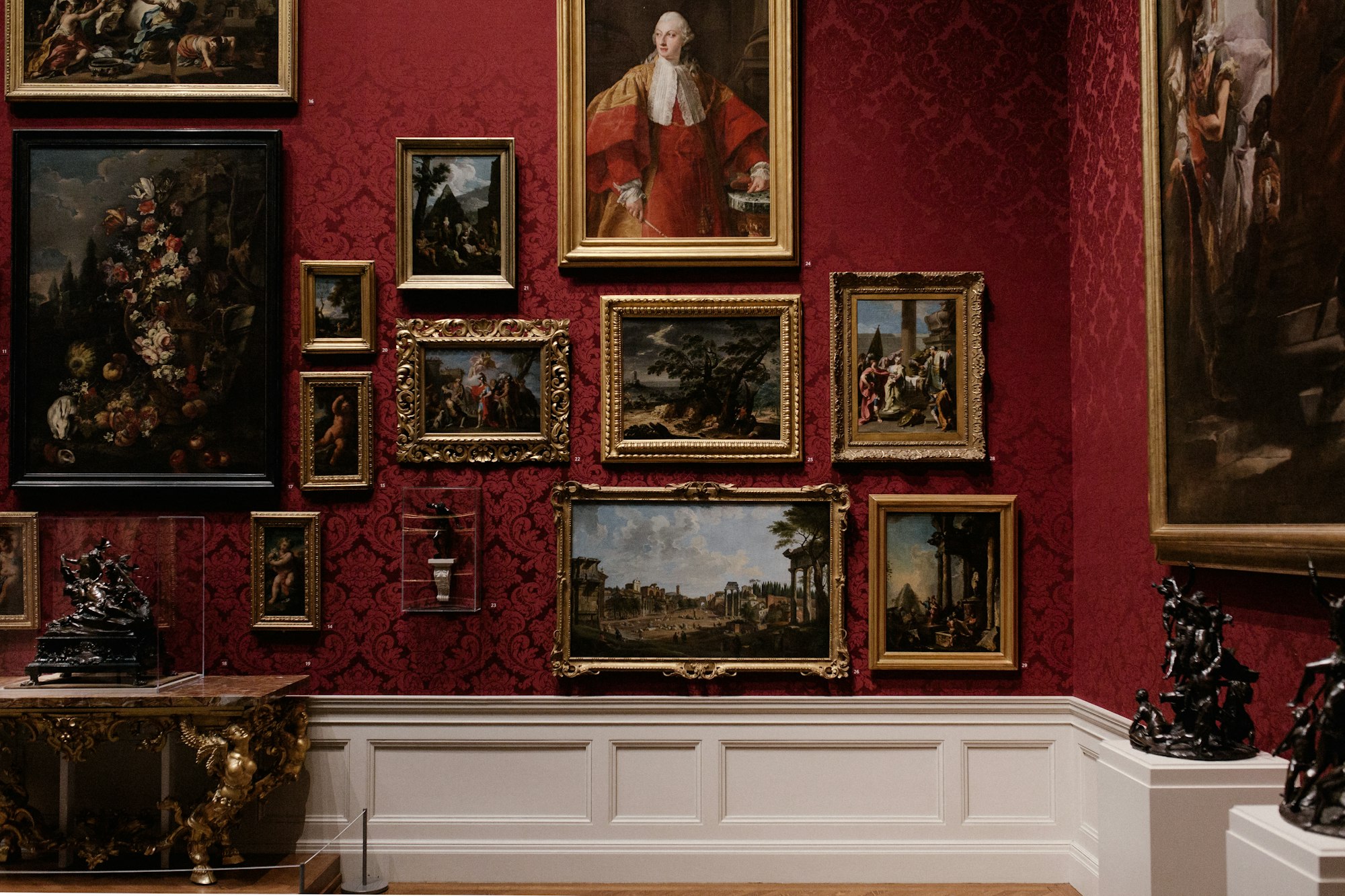 Una parete di galleria coperta di opere incorniciate
