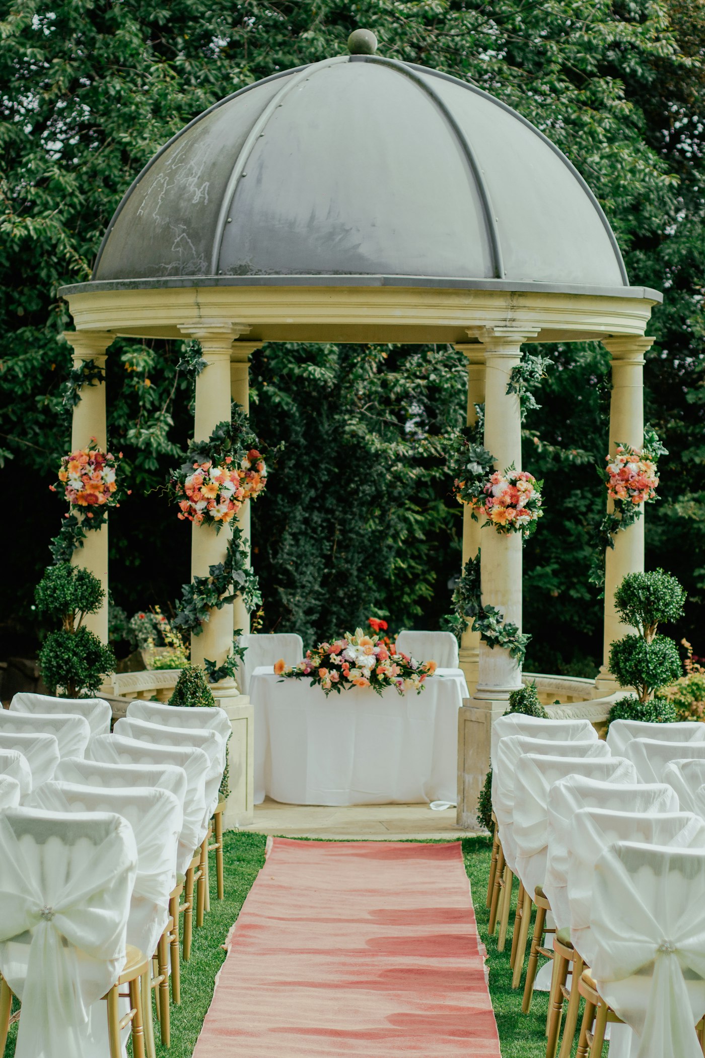 Una cerimonia in giardino allestita sotto un gazebo con cupola