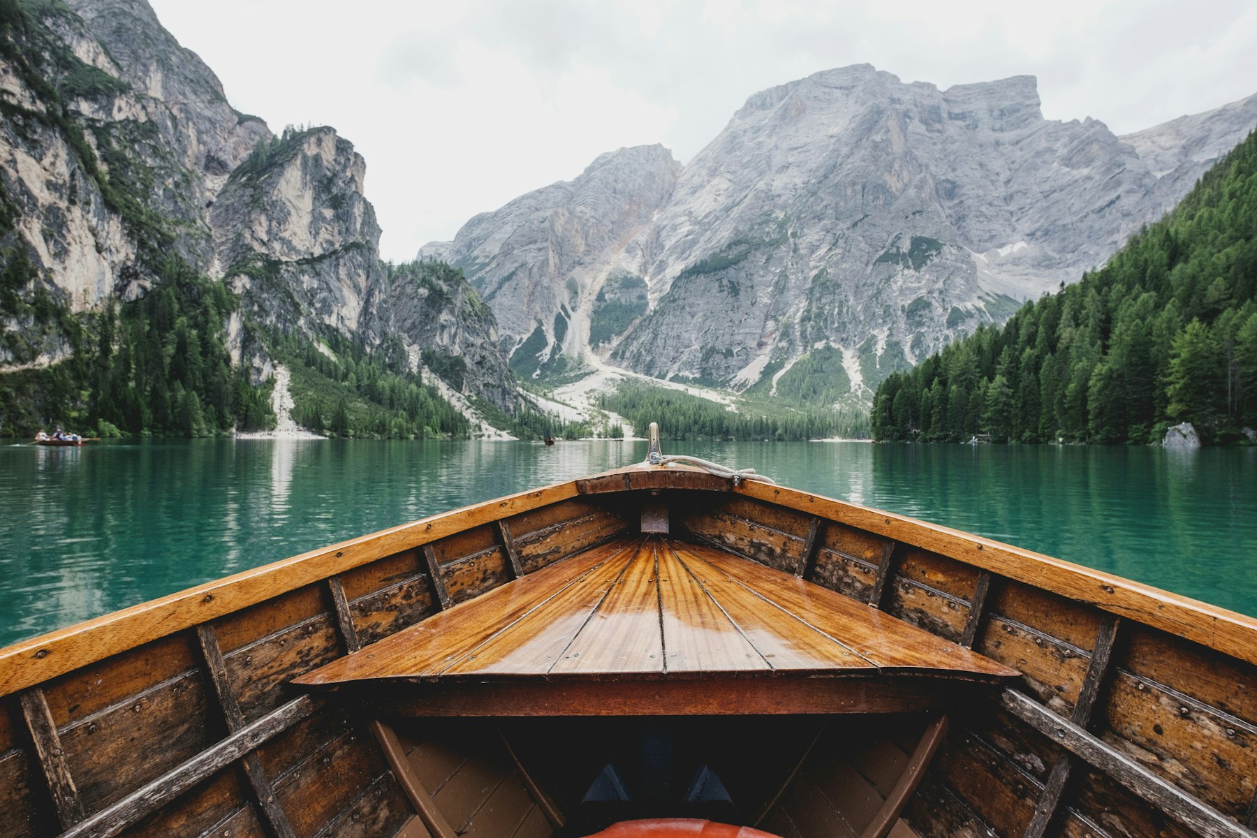 La proue d’une barque en bois sur un lac alpin limpide