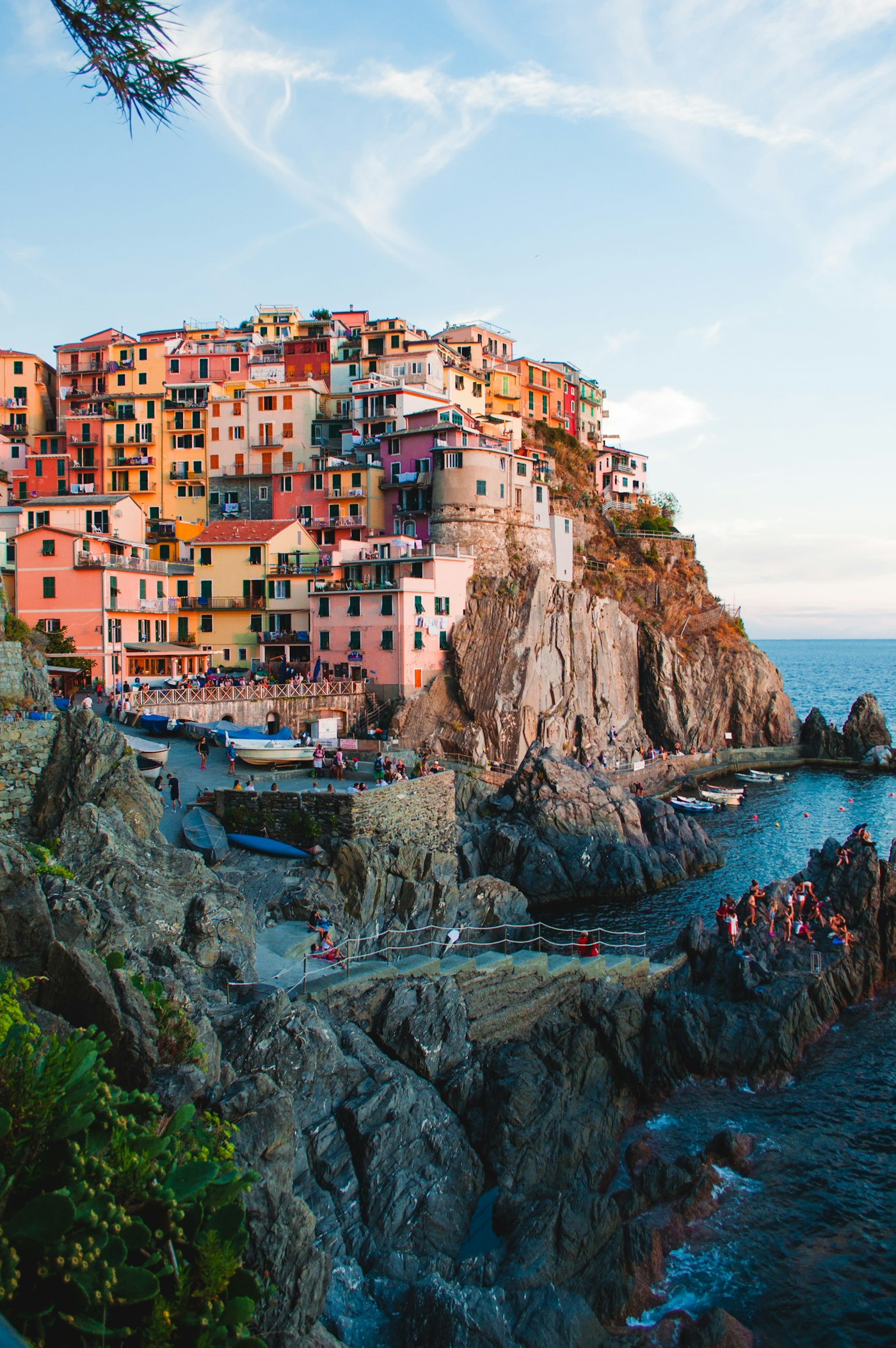 Un colorato villaggio a picco sul mare