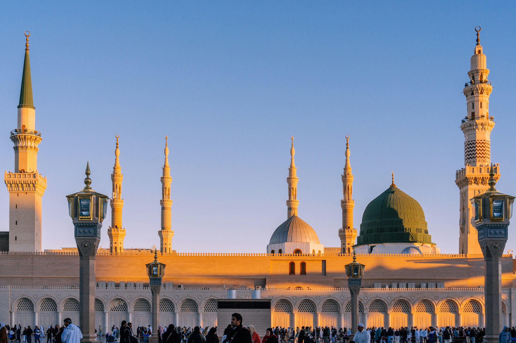 Minareti dorati che si stagliano contro un cielo limpido nella luce del tramonto