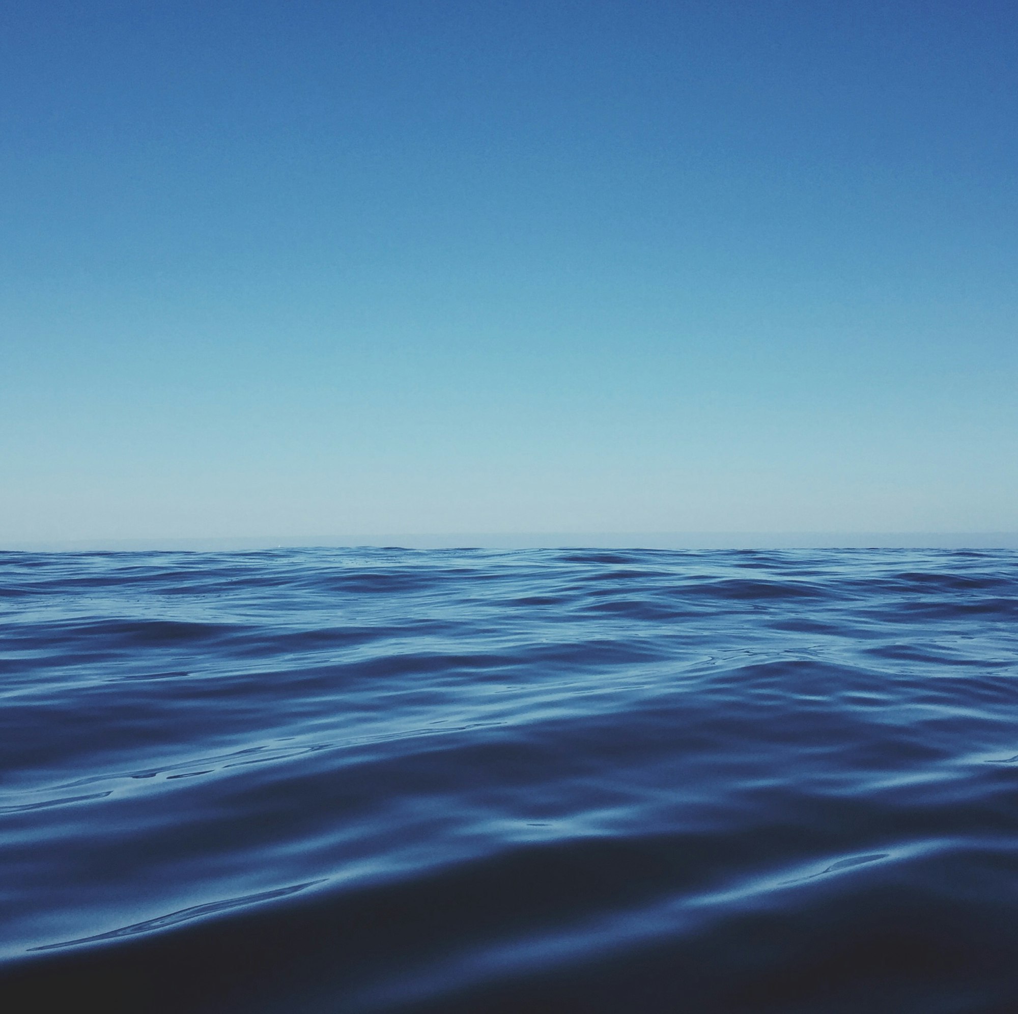 Un mare aperto e calmo sotto un cielo limpido