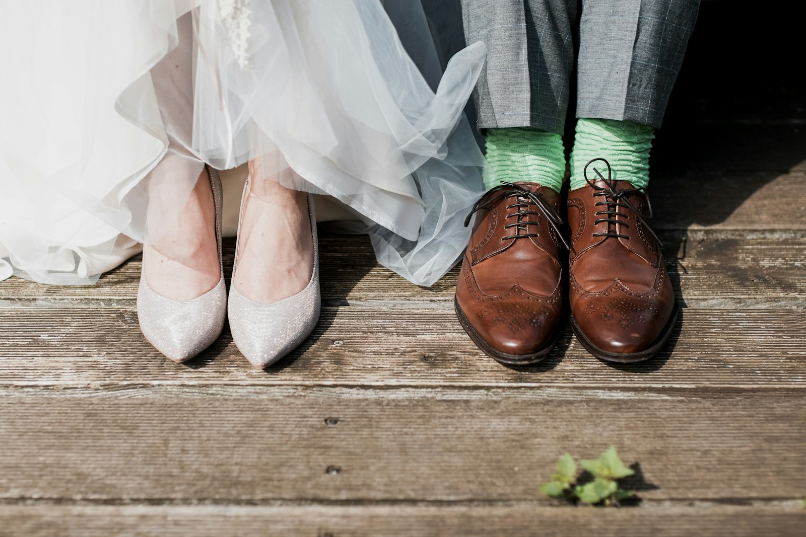 Le scarpe degli sposi affiancate su una passerella di legno
